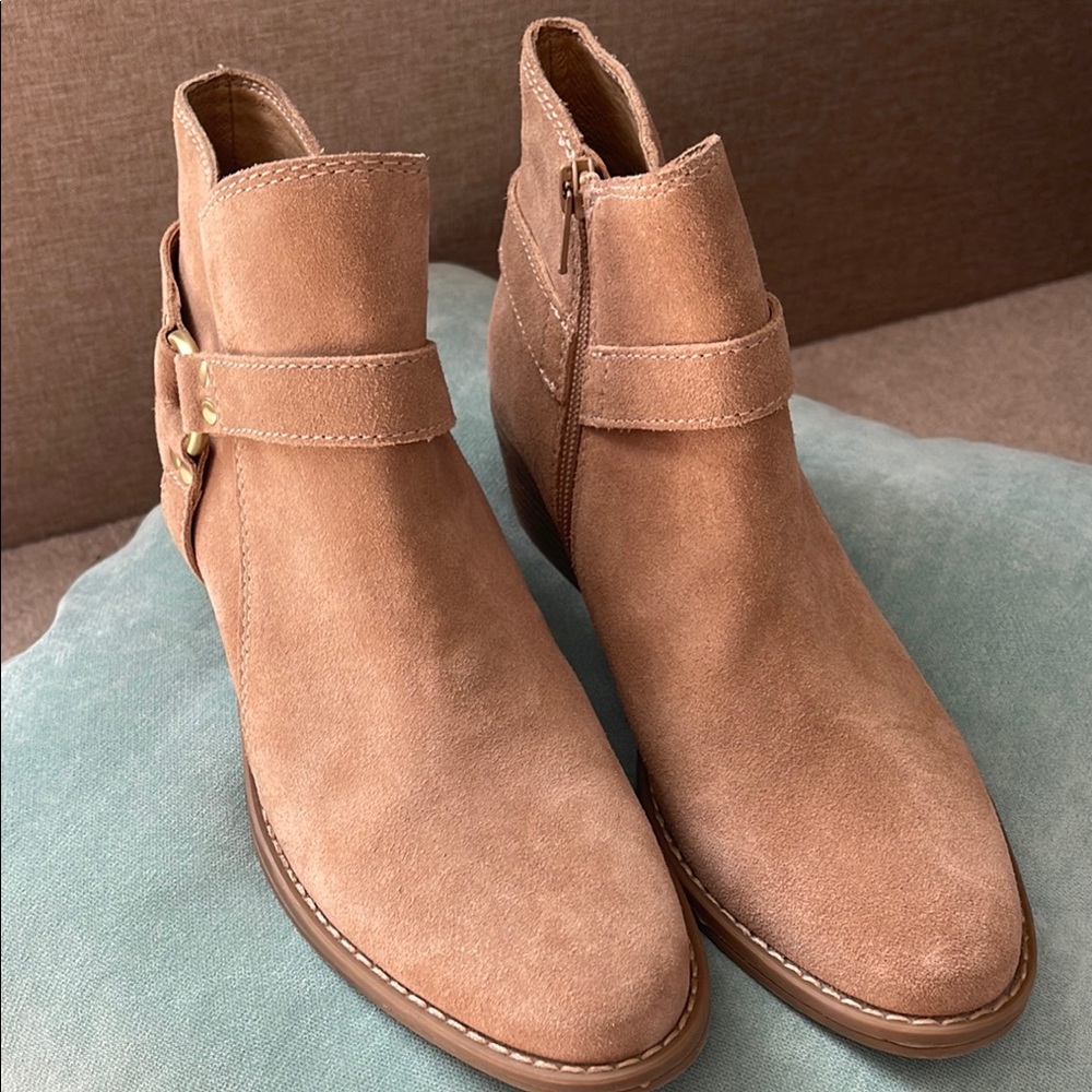 Tan Ankle Boots with Buckle and Pointed Toe